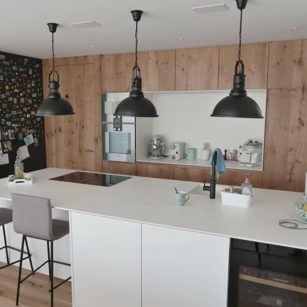 Küche in warmen Farben und Holzoberflächen