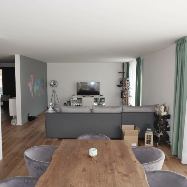 Wohn und Essbereich, Weinkühlschrank und Tapete