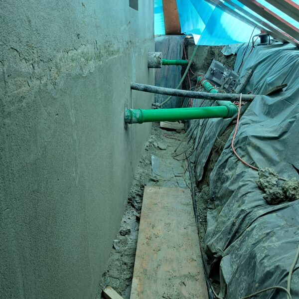 Grundputzarbeiten im Sockelbereich