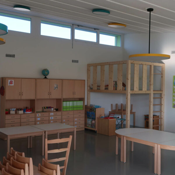 Heller Klassenraum mit Kletterturm