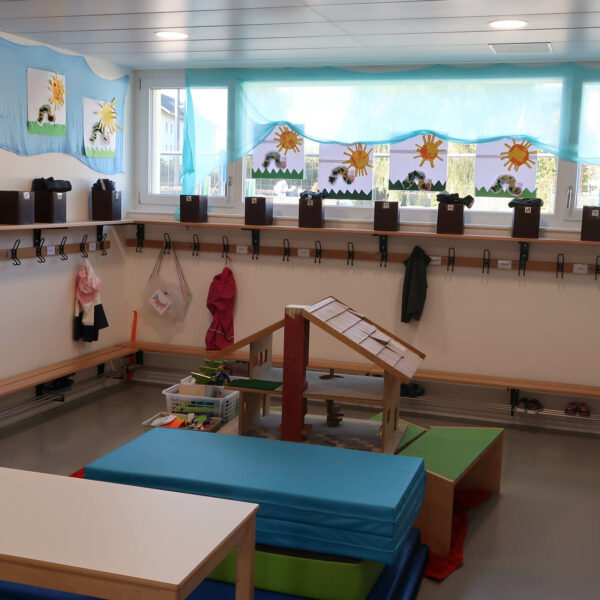 Offene, helle Garderoben