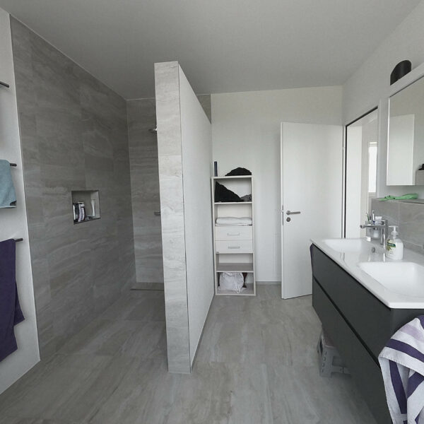 Badezimmer Grosszügige Dusche
