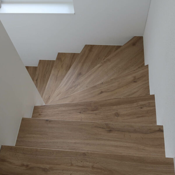 Treppenhaus in warmen Farben