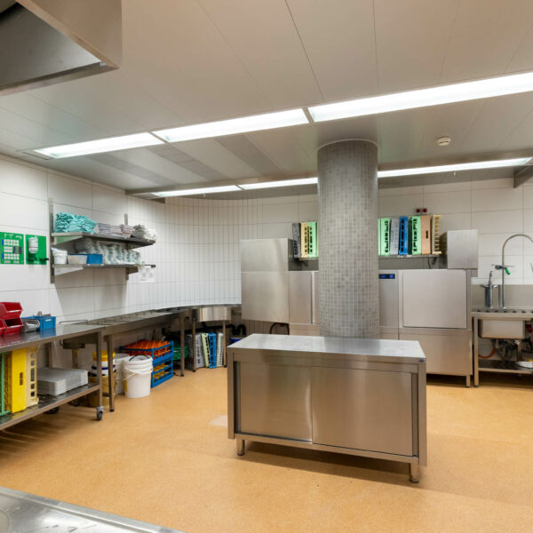 Zeitgemässe Abwäscherei Pflegeheim Sennhof