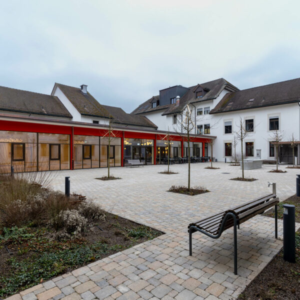 Anbau im Innenhof mit Festsaal und Restaurant