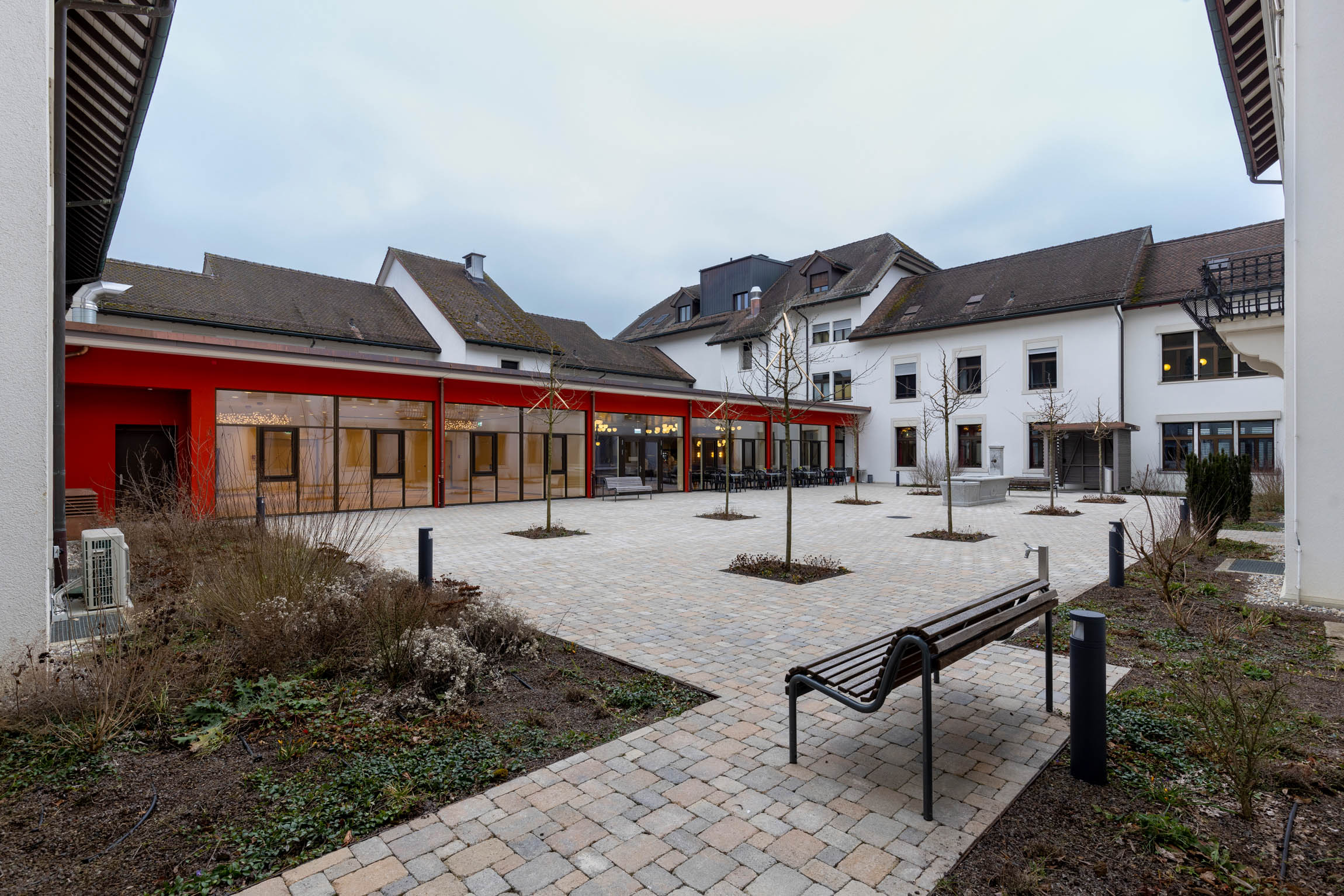 Anbau im Innenhof mit Festsaal und Restaurant