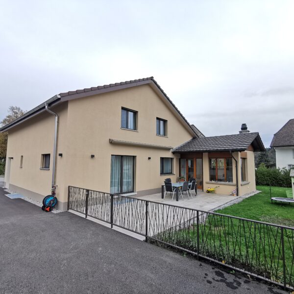 Einfamilienhaus mit Garten und Einfriedung