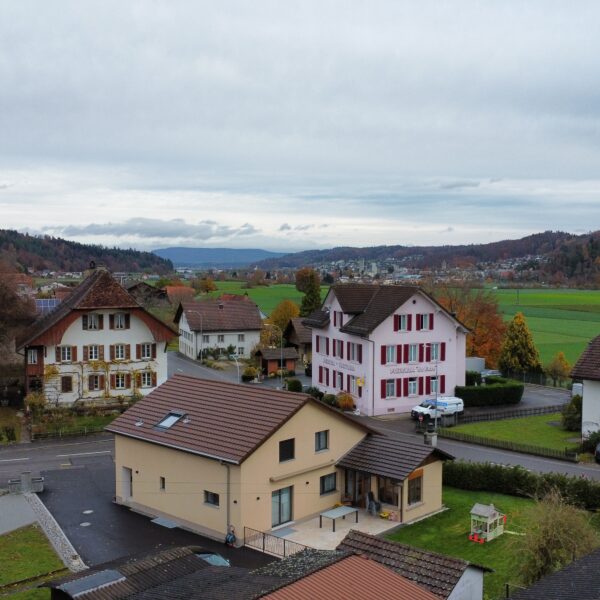 Umbau mitten im Dorfzentrum mit grosszügigem Garten