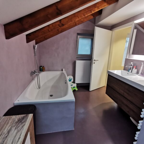 Lila Bad unter Dachschräge