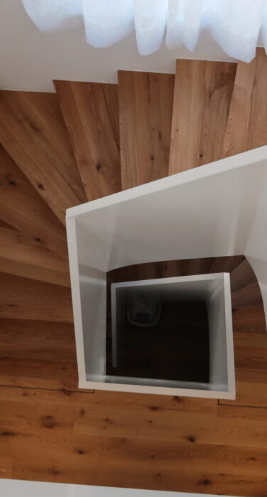 Holztreppe in warmen Farben