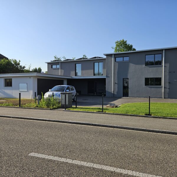 Fassadenansicht mit Garage und Photovoltaikanlage