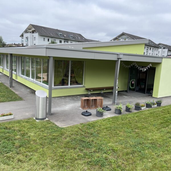 Fensterfront und Eingangsbereich