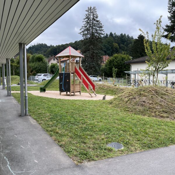 Spielplatz mit Spielgerät und Hügel