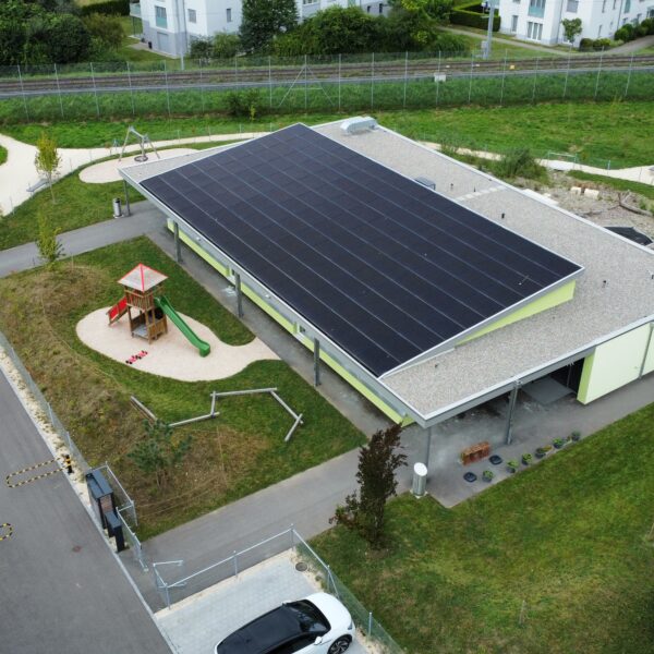 Spielplatz und Solaranlage