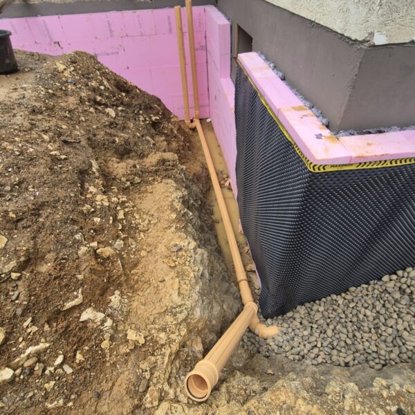 Kellerwände Abdichtung, Perimeterdämmung und Dachwasserleitung