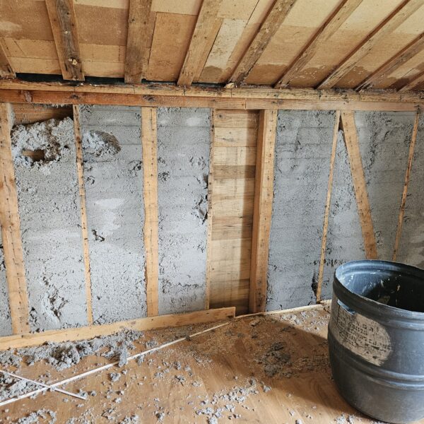 Sofortmassnahme - nasse Zelluloseausflockung entfernen