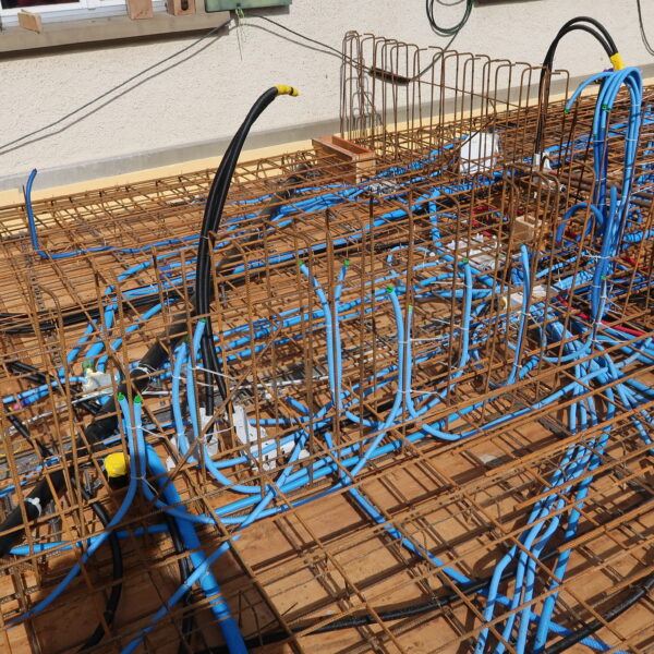 Armierung und Leitungen