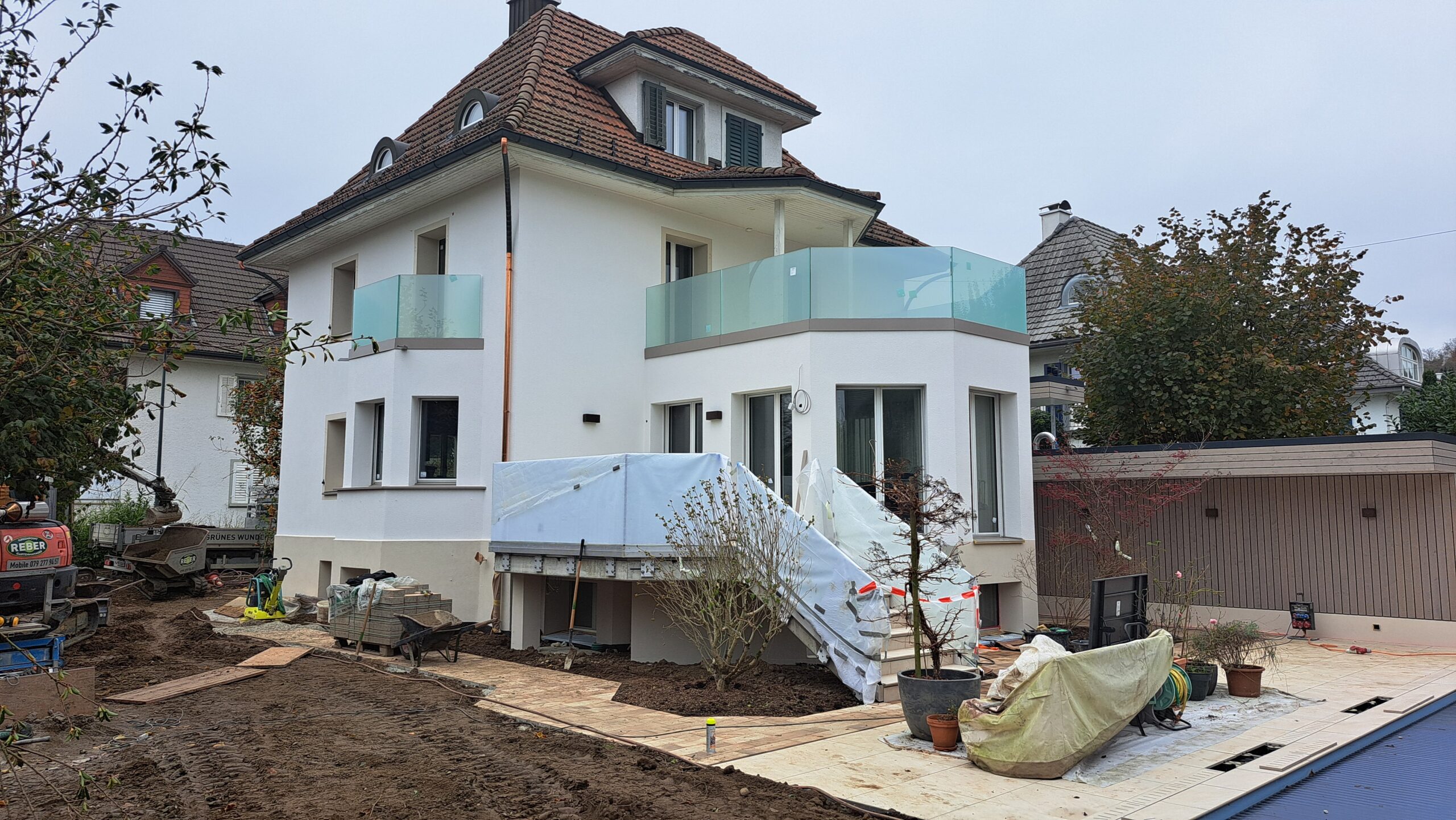 Umgebungsarbeiten und neue Fassade