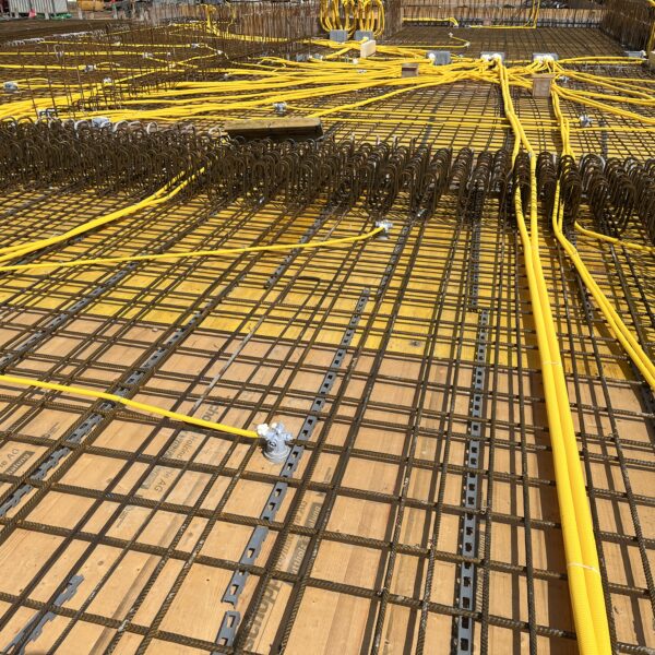 Betondecke mit Armierung und Elektrorohre